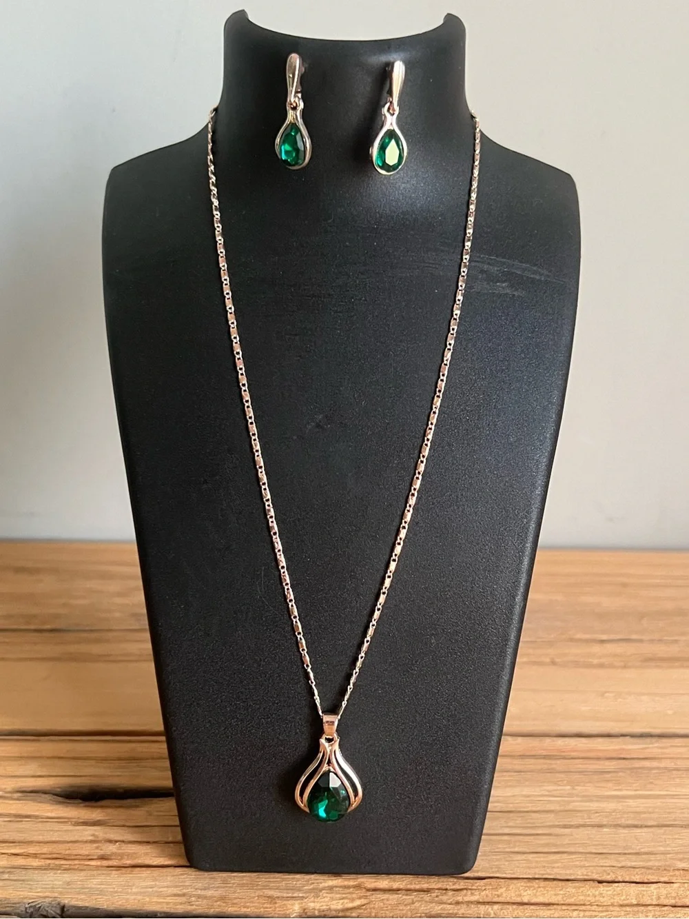 Gold-Tone Emerald Green Teardrop Stone Pendant Necklace and Earring Set-NWOT
